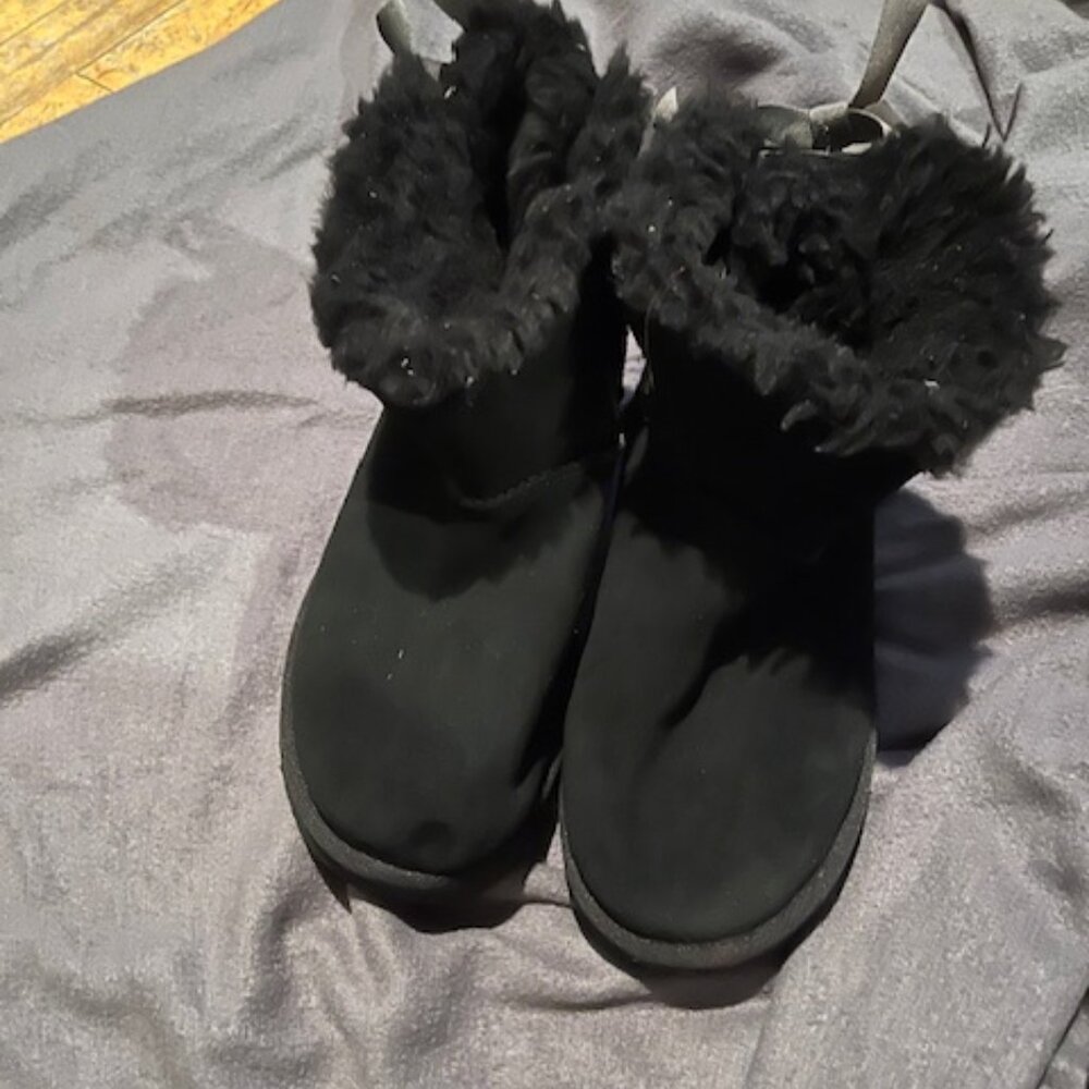 Size 6 black Uggs